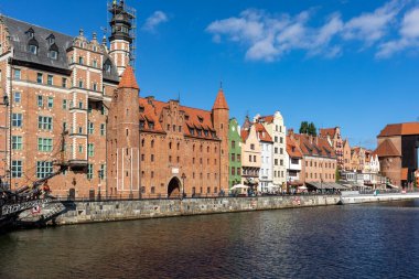 Gdansk, Polonya - 9 Eylül 2020: Mariacka Kapısı ve Motlawa Nehri kıyısı boyunca bir gezinti alanı bulunan eski Gdansk kasabası