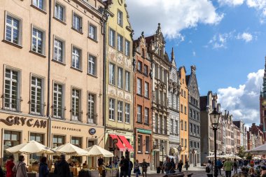 Gdask 'taki Mariacka Caddesi' ndeki evlerin girişlerini süsleyen taştan bir döşeme. Polonya.