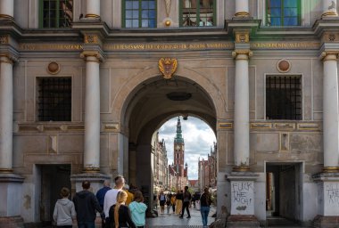 Gdansk, Polonya - 6 Eylül 2020: Polonya 'nın başkenti Gdansk' ta Long Lane 'in başladığı süslü Golden Gate' deki insanlar.