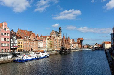 Gdansk, Polonya - 9 Eylül 2020: Motawa Nehri 'ndeki yolcu limanı ve eski Gdansk kasabasındaki Dlugie Pobrzeze' de bir yolcu gemisi.