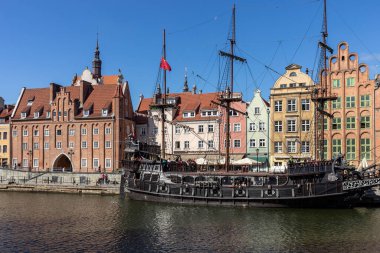 Gdansk, Polonya - 9 Eylül 2020: Motawa Nehri 'ndeki yolcu limanı - eski Gdansk kasabasındaki Dlugie Pobrzeze' de bir yolcu gemisinin kopyası.