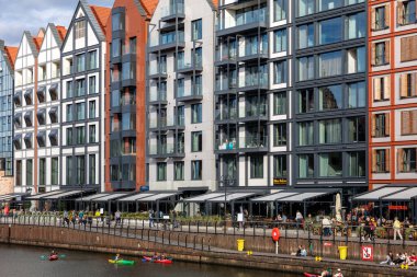 Gdansk, Polonya - 9 Eylül 2020: Eski Gdansk kasabasındaki tahıl ambarlarının modern mimarisi. Polonya