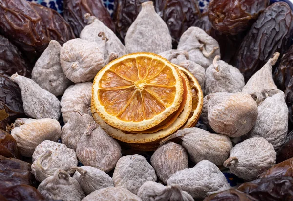 Sušené Pomerančové Plátky Fíky Posypané Rýžovou Moukou Medjoulem Jumbo Datle — Stock fotografie