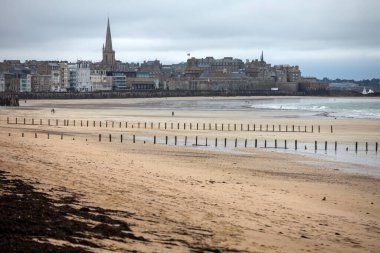 Sahil manzarası ve eski Saint-Malo kasabası. Britanya, Fransa