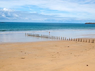 St. Malo, Fransa - 14 Eylül 2018: Fransa 'nın Brittany kentindeki ünlü tatil beldesi Saint Malo' nun ana plajı 