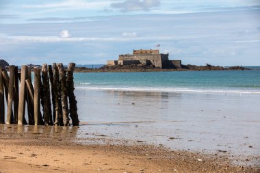  Saint Malo Brittany, Fransa 'daki Fort National ve plaj manzarası