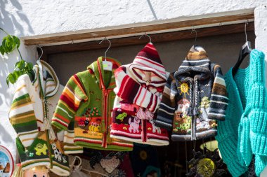 Alberobello, İtalya - 16 Eylül 2019: Geleneksel Apulian giysileri Alberobello 'da bir mağazanın önünde sergileniyor. Apulia, İtalya