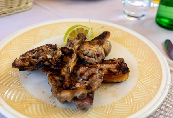 Delicioso Cordero Asado Plato Cerámica —  Fotos de Stock