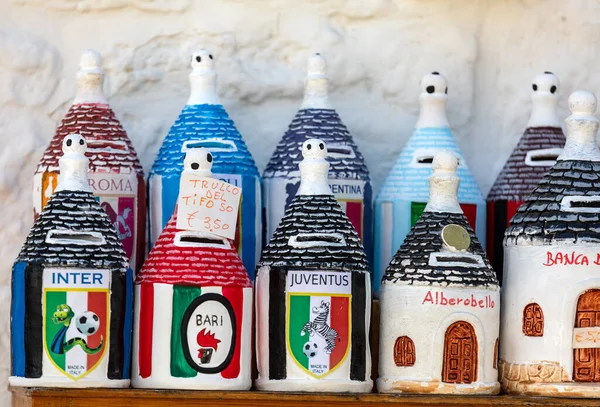 2019年9月16日 意大利阿尔韦诺比洛 Alberobello Italy 在阿尔韦诺比洛的一家商店外展出的传统阿普利亚纪念品 意大利Apulia — 图库照片