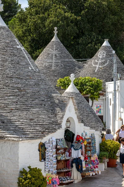 2019年9月16日 意大利阿尔韦诺比洛 意大利阿普利亚阿尔韦诺比洛传统白色郁金香屋的纪念品店 带有锥形屋顶和彩绘符号 — 图库照片