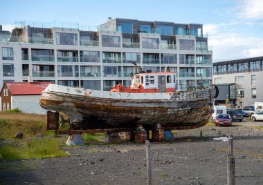 Reyklavik, İzlanda - 28 Temmuz 2017: Bakım ve onarım için eski bir balıkçı teknesi
