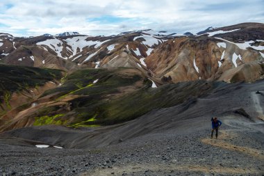 Landmannalaugar, İzlanda - 30 Temmuz 2017: Fjallabak Doğa Koruma Alanı 'ndaki Landmannalaugar volkanik dağlarında yürüyüşçüler. İzlanda