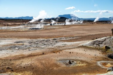 Hver, İzlanda - 24 Temmuz 2017: Hver, Myvatn, Nordhurland Eystra, İzlanda 'daki volkanik havuza hayran ziyaretçiler.
