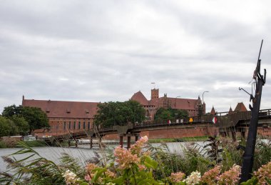 Malbork, Polonya - 8 Eylül 2020: Malbork Şatosu, eski adıyla Marienburg Şatosu, Töton Şövalyeleri Büyük Ustası, Malbork, Polonya 