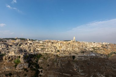 Sassi di Matera 'nın panoramik manzarası Matera şehrinin tarihi bir bölgesidir. Belvedere di Murgia Timone, Basilicata, İtalya' daki antik mağara evleri ile ünlüdür. 