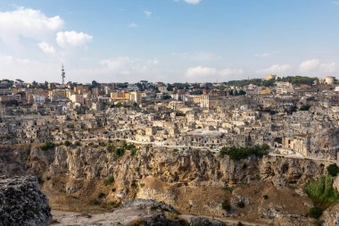 Sassi di Matera 'nın panoramik manzarası Matera şehrinin tarihi bir bölgesidir. Belvedere di Murgia Timone, Basilicata, İtalya' daki antik mağara evleri ile ünlüdür. 