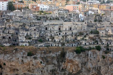 Sassi di Matera 'nın panoramik manzarası Matera şehrinin tarihi bir bölgesidir. Belvedere di Murgia Timone, Basilicata, İtalya' daki antik mağara evleri ile ünlüdür. 