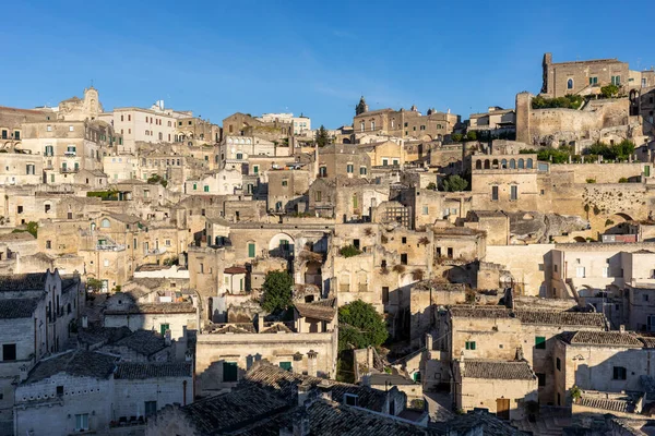 Sassi di Matera 'nın manzarası. Matera şehrinin tarihi bir bölgesidir. Eski mağara evleri ile ünlüdür. Basilicata. İtalya