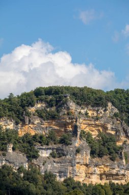 Fransa 'daki Dordogne nehrinin kıyısındaki kayalıklar