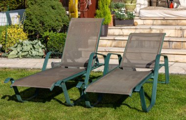 Terasın önündeki bahçede iki tane dinlenme yeri. 