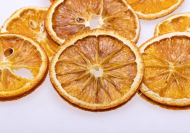 Kurutulmuş portakal dilimleri. İçecekler, tatlılar ve kokteyller için kurutulmuş kıtır meyveler.. 