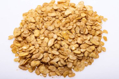 Sağlıklı bir vejetaryen ve vejetaryen diyet atıştırmalığı için kızarmış ve tuzlu fava fasulyesi. Protein, vitamin, beslenme lifleri ve besin değeri yüksek
