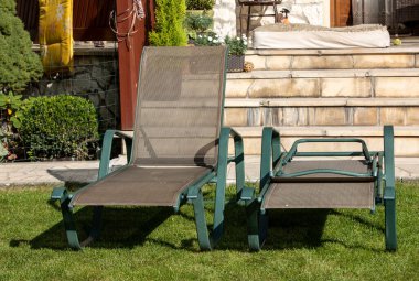 Terasın önündeki bahçede iki tane dinlenme yeri. 