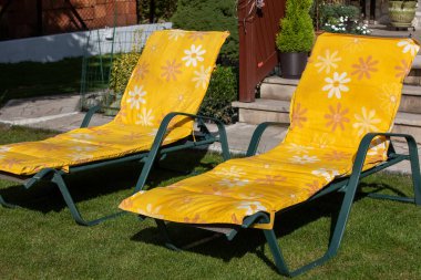 Terasın önündeki bahçede iki tane dinlenme yeri. 