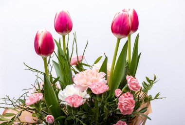 Çiçekli güller, karanfiller ve laleler.