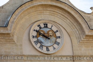 Finya, Puglia 'nın en eski kütüphanelerinden biridir. 15. yüzyılın bir el yazması, 14 Incunabula, 363 Cinquecentine de dahil olmak üzere 11 binden fazla ciltten oluşan bir kütüphane mirasından oluşur. Puglia 'daki Gravina. İtalya. 