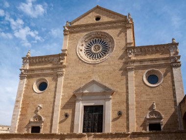 Puglia Gravina 'daki katedralin batı cephesinde. İtalya 