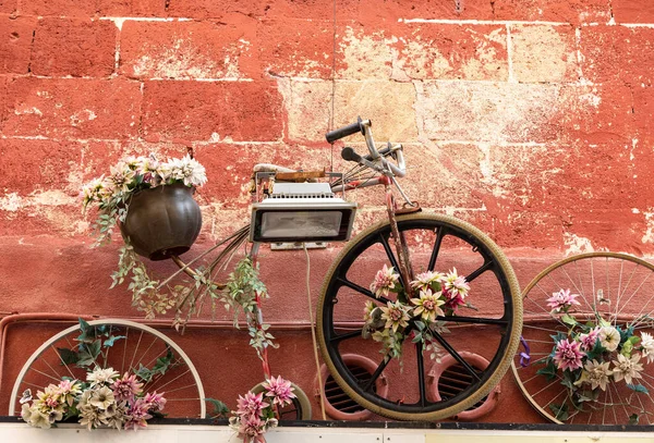 Ein Altes Fahrrad Als Blumenbeet Das Der Wand Eines Gebäudes — Stockfoto
