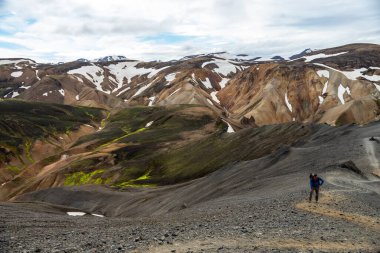 Landmannalaugar, İzlanda - 30 Temmuz 2017: Fjallabak Doğa Koruma Alanı 'ndaki Landmannalaugar volkanik dağlarında yürüyüşçüler. İzlanda