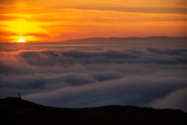 Zasněná Mlhavá Krajina Nad Mořem Mraků Hory Při Západu Slunce — Stock fotografie