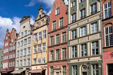 Gdansk, Polonya - 6 Eylül 2020: Eski Kentteki Long Lane 'de restore edilen Gdask soylularının cepheleri
