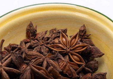 Eski bir seramik kasede yıldız anason. 