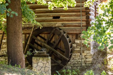 Wygiezlow 'daki eski ahşap su değirmeni. Polonya