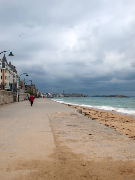 Malo França Setembro 2018 Pessoas Caminhando Longo Passeio Marítimo Saint — Fotografia de Stock