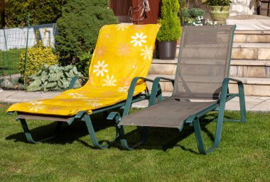 Terasın önündeki bahçede iki tane dinlenme yeri. 