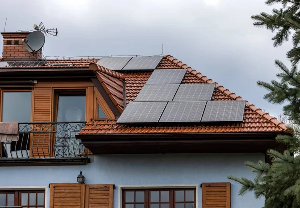 Solarzellen Auf Einem Hausdach — Stockfoto