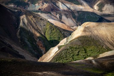 Fjallabak Doğa Rezervi 'ndeki Landmannalaugar volkanik dağları. İzlanda