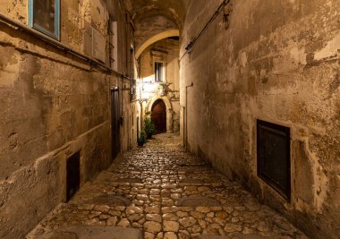 Sassi di Matera 'daki Cobblestone Caddesi. Matera şehrinin tarihi bir bölgesi. Basilicata. İtalya