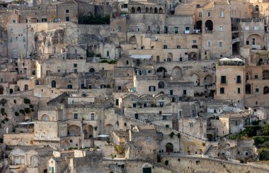 Sassi di Matera 'nın panoramik manzarası Matera şehrinin tarihi bir bölgesidir. Belvedere di Murgia Timone, Basilicata, İtalya' daki antik mağara evleri ile ünlüdür. 