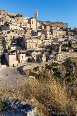 Sassi di Matera 'nın manzarası. Matera şehrinin tarihi bir bölgesidir. Eski mağara evleri ile ünlüdür. Basilicata. İtalya