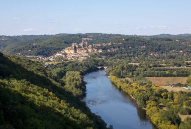 Beynac et Cazenac, Fransa - 4 Eylül 2018: Castelnaud 'dan görünen Dordogne Nehri üzerindeki bir kireçtaşı uçurumunda yükselen Ortaçağ Şatosu. Fransa, Dordogne Bölümü, Beynac-et-Cazenac