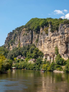 La Roque-Gageac, Dordogne, Fransa - 7 Eylül 2018: Kano ve turist botu, Fransızcada gabare, La Roque-Gageac Dordogne nehri ve arka planda Chateau La Malartrie. Aquitaine, Fransa