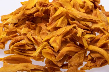  Kurutulmuş mango dilimleri. Atıştırmalık olarak mükemmel, dondurmaya ve diğer tatlılara ek olarak.