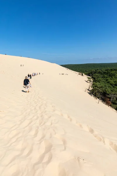 皮拉特沙丘 Dune Pilat France 2018年9月10日 人们在皮拉特沙丘 Dune Pilat 上行走 这是欧洲最高的沙丘 — 图库照片