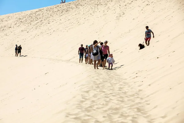 Pilat Kum tepesi, Fransa - 10 Eylül 2018: Avrupa 'nın en uzun kum tepesi olan Pilat Kum tepesinde yürüyen insanlar. La Teste-de-Buch, Arcachon Körfezi, Aquitaine, Fransa 