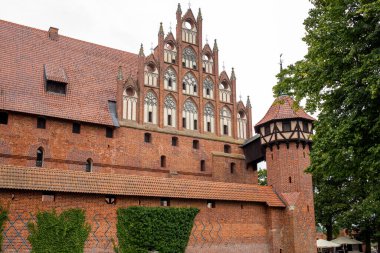 Malbork, Polonya - 8 Eylül 2020: Malbork Şatosu, eski adıyla Marienburg Şatosu, Töton Şövalyeleri Büyük Ustası, Malbork, Polonya 